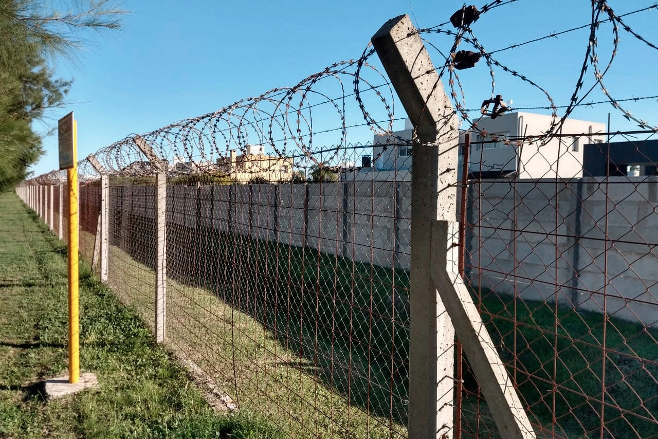 One Side Barbed Wire Fencing in Ahmedabad | Manish Fencing